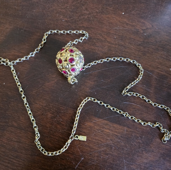 Swarovski Gold and Red Necklace with Elegant Detailing All Crystals Intact - Picture 5 of 6